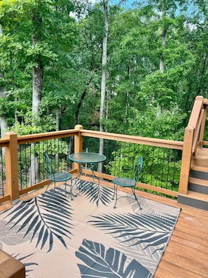 Outdoor dining - Charming 1-bedroom garage apartment with AC in Seneca (Seneca)