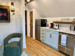 Private kitchen - Charming 1-bedroom garage apartment with AC in Seneca (Seneca)