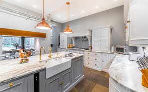 Oven, dishwasher, high chair, cookware/dishes/utensils - 5 Bed in Staveley (oc-lr107) (Staveley)