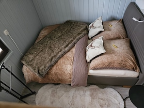 Tabla de planchar con plancha, wifi, ropa de cama