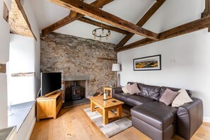 TV, fireplace - 1 Bed in Ambleside (oc-lr160) (Ambleside)