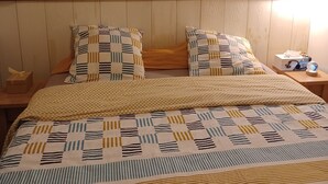 A bedroom with a bed, pillows, a nightstand, a lamp, and wall art. - Belle Dune Apartment: Between the Lake, the Sea, and the Pine Forest (Fort Mahon)