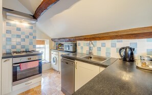 Microwave, oven, dishwasher, cookware/dishes/utensils - 1 Bed in Hawkshead (oc-lr072) (Hawkshead)