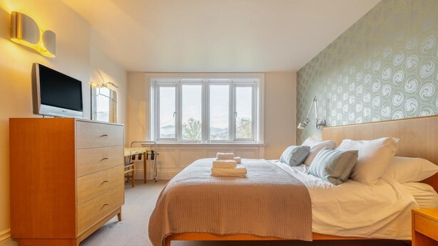 A bedroom with a bed, a TV, a desk, and a window. - 2 Bed in Ambleside (oc-lr211) (Claife)