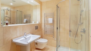 A modern bathroom with a glass shower enclosure, a white sink, and a toilet. - 2 Bed in Ambleside (oc-lr211) (Claife)