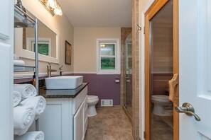 Douche, sèche-cheveux, serviettes fournies, savon