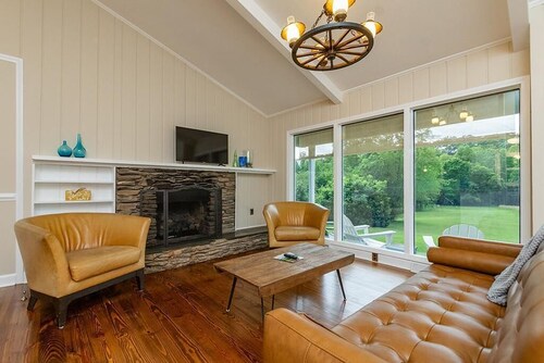 Tranquil 2-bedroom cottage with AC in charming Mount Airy at Serre Vineyards