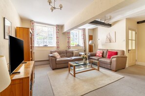 TV - 2 Bed in Ambleside (oc-lr073) (Ambleside)
