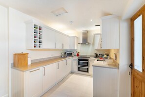 Microwave, oven, dishwasher, cookware/dishes/utensils - 2 Bed in Ambleside (oc-lr073) (Ambleside)