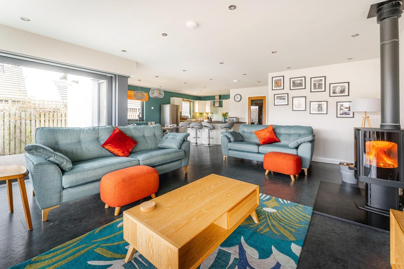 Ein modernes Wohnzimmer mit zwei Sofas, einem Couchtisch und einem Kamin.