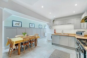 Microwave, oven, dishwasher, high chair - 3 Bed in Windermere (oc-lr195) (Windermere)