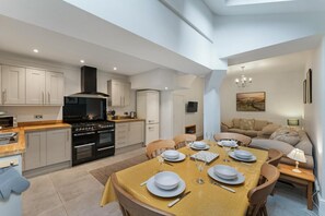Interior - 3 Bed in Windermere (oc-lr195) (Windermere)