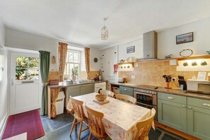 Microwave, oven, cookware/dishes/utensils - 3 Bed in Grasmere (oc-lr193) (Grasmere)