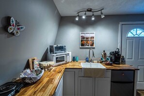 Wasserkocher mit Kaffee-/Teezubehör, Kühlschrank, Ofen, Herdplatte