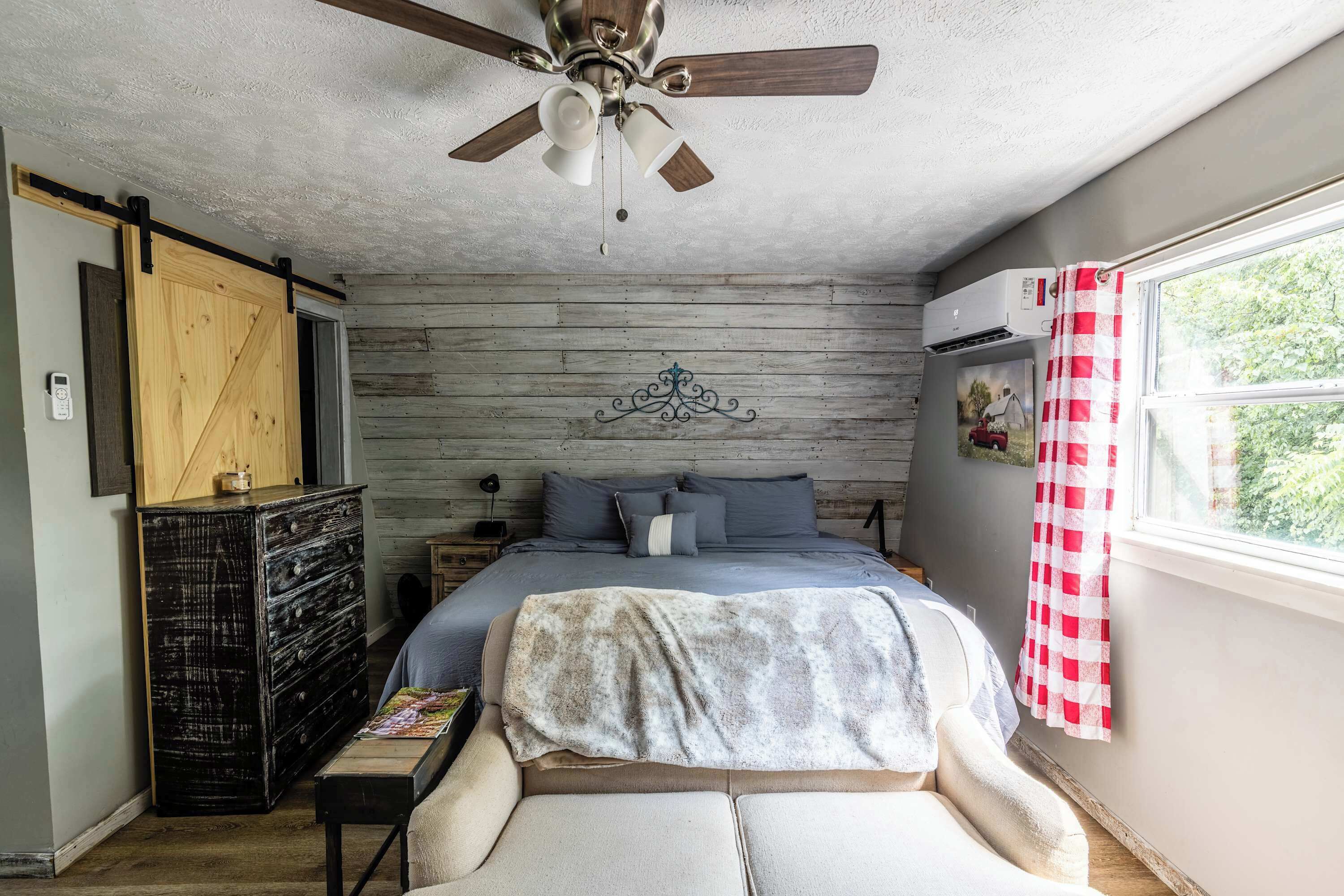 Desk, WiFi, bed sheets