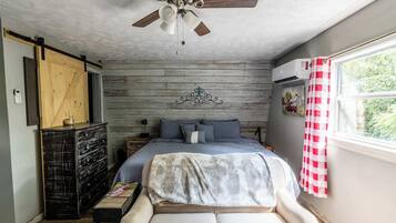 Desk, WiFi, bed sheets