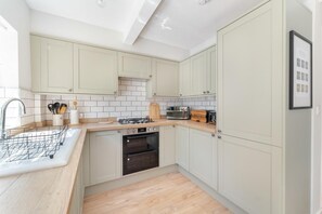 Oven, dishwasher, high chair, cookware/dishes/utensils - 5 Bed in Staveley (oc-lr078) (Staveley)