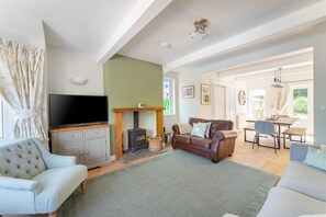TV, fireplace - 5 Bed in Staveley (oc-lr078) (Staveley)