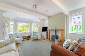 TV, fireplace - 5 Bed in Staveley (oc-lr078) (Staveley)