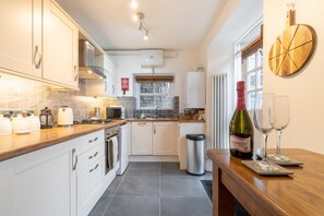 Microwave, oven, dishwasher, cookware/dishes/utensils - 1 Bed in Ambleside (oc-lr036) (Ambleside)