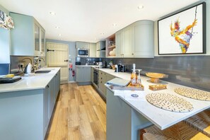 Microwave, oven, dishwasher, cookware/dishes/utensils - 1 Bed in Grasmere (oc-lr124) (Grasmere)