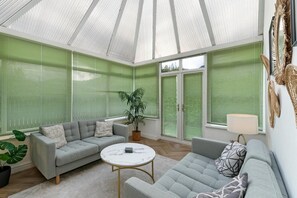 TV - 3 Bed in Keswick (oc-lr105) (Keswick)