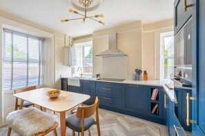 Microwave, oven, dishwasher, high chair - 3 Bed in Keswick (oc-lr105) (Keswick)