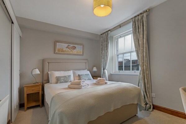 Iron/ironing board, travel cot, free WiFi, bed sheets - 3 Bed in Windermere (oc-lr044) (Windermere)