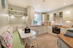 Microwave, oven, dishwasher, high chair - 3 Bed in Windermere (oc-lr044) (Windermere)