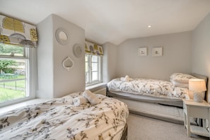 Bügeleisen/Bügelbrett, Reisekinderbett, kostenloses WLAN, Bettwäsche