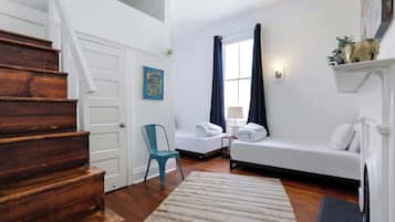 Tabla de planchar con plancha, cuna de viaje, ropa de cama