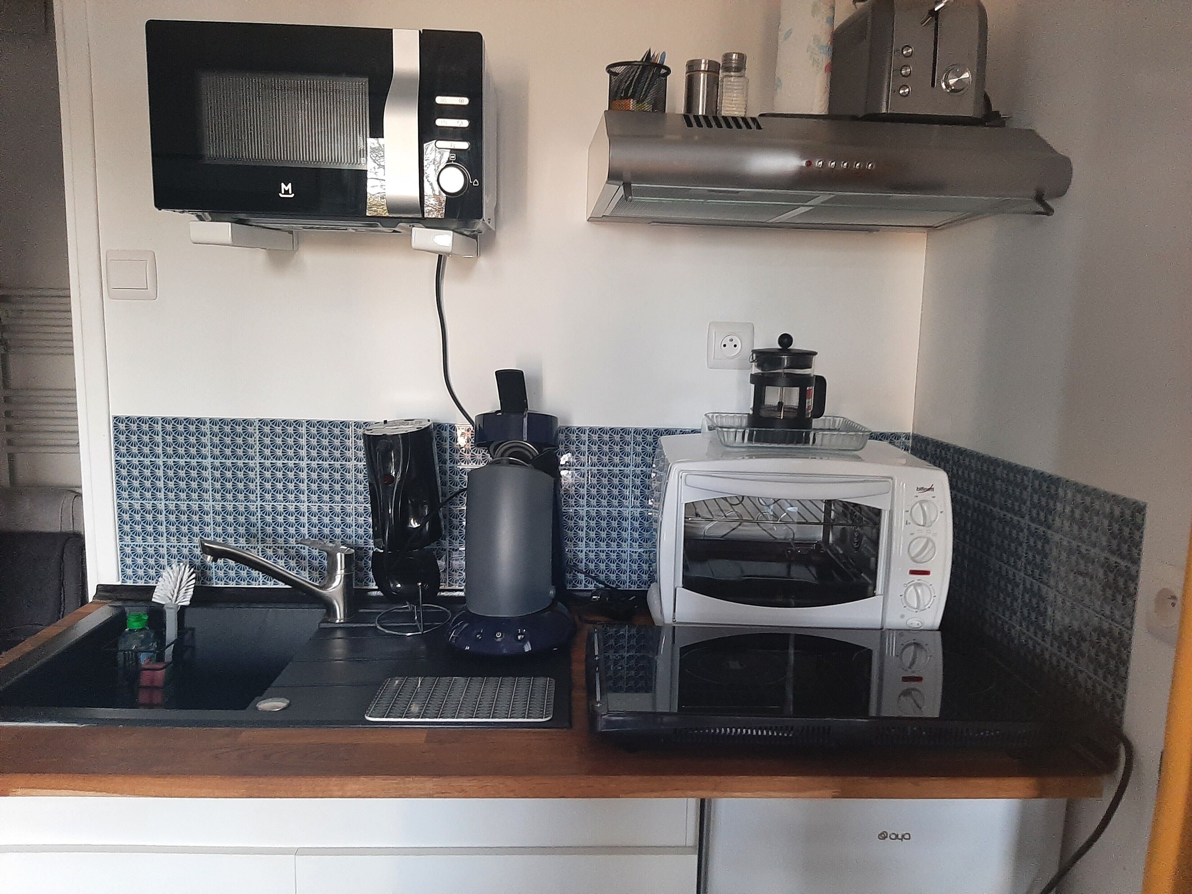 Kühlschrank, Mikrowelle, Ofen, Herdplatte