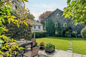 Outdoor dining - 3 Bed in Hawkshead (oc-lr046) (Claife)