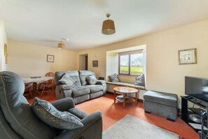 TV, fireplace - 2 Bed in Hawkshead (oc-lr236) (Hawkshead Hill)