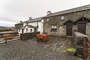 Outdoor dining - 2 Bed in Hawkshead (oc-lr236) (Hawkshead Hill)