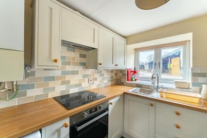 Microwave, oven, dishwasher, high chair - 2 Bed in Hawkshead (oc-lr236) (Hawkshead Hill)