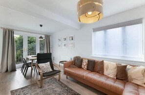 TV - 2 Bed in Bowness (oc-lr112) (Bowness on Windermere)