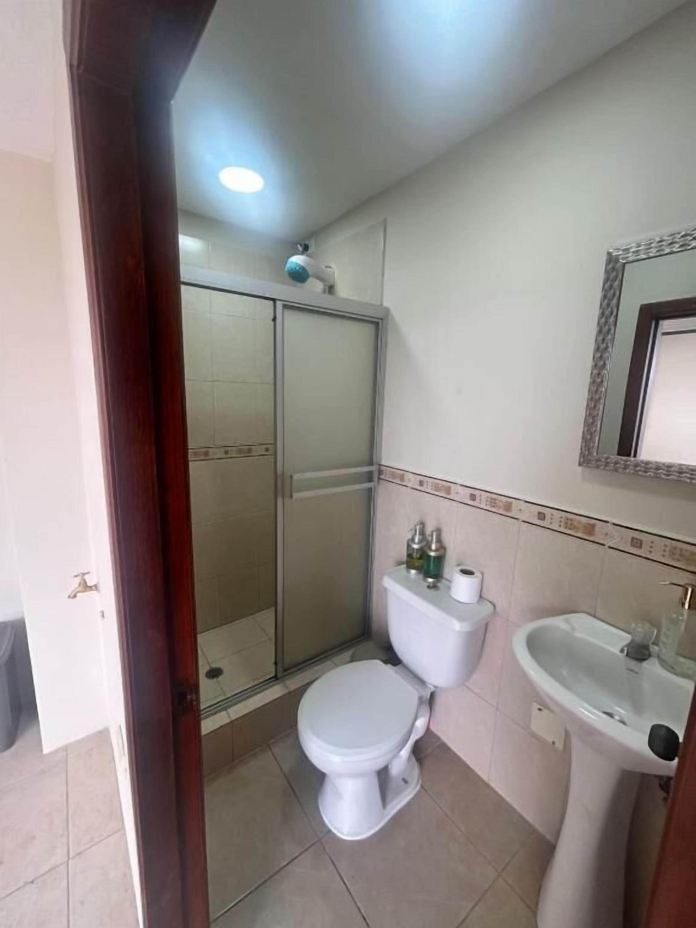 Ein Badezimmer mit Toilette, Waschbecken und Dusche.