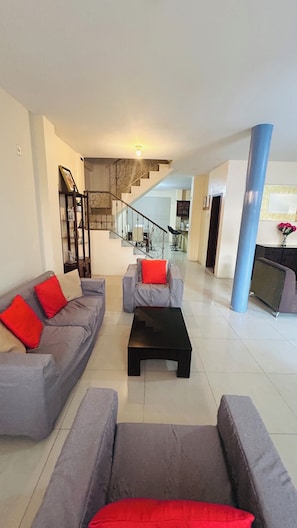 Casa luxo, 3 quartos, sacada | Área de estar