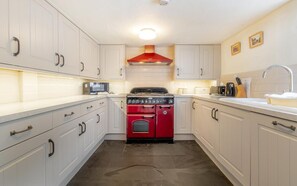 Microwave, oven, dishwasher, high chair - 5 Bed in Hawkshead (oc-lr134) (Hawkshead)