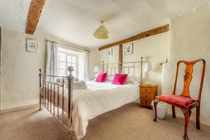 Iron/ironing board, travel cot, free WiFi, bed sheets - 5 Bed in Hawkshead (oc-lr134) (Hawkshead)