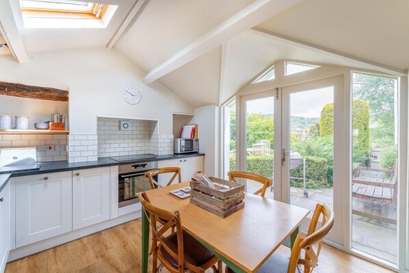 Microwave, oven, dishwasher, high chair - 3 Bed in Ambleside (oc-lr122) (Outgate)