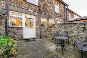 Outdoor dining - 3 Bed in Ambleside (oc-lr020) (Ambleside)