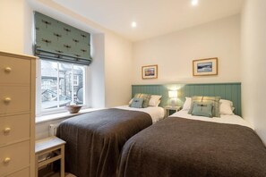 Iron/ironing board, travel cot, free WiFi, bed sheets - 3 Bed in Ambleside (oc-lr020) (Ambleside)
