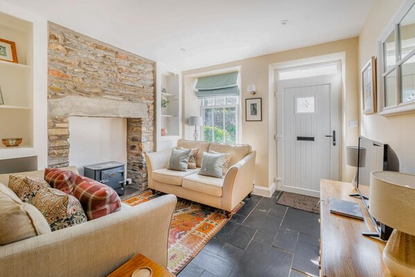 TV - 3 Bed in Ambleside (oc-lr020) (Ambleside)