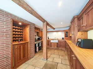 Microwave, oven, dishwasher, high chair - 4 Bed in Lymington (oc-c41423) (Lymington)