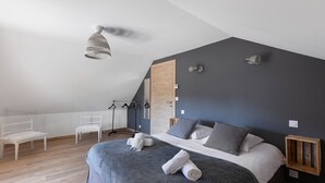 5 bedrooms, iron/ironing board, WiFi, bed sheets