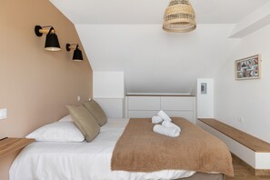 Een strijkplank/strijkijzer, wifi, beddengoed