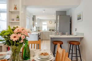 Oven, dishwasher, high chair, cookware/dishes/utensils - 3 Bed in East Runton (oc-n40271) (East Runton)