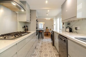 Oven, dishwasher, high chair, cookware/dishes/utensils - 3 Bed in East Runton (oc-n40271) (East Runton)